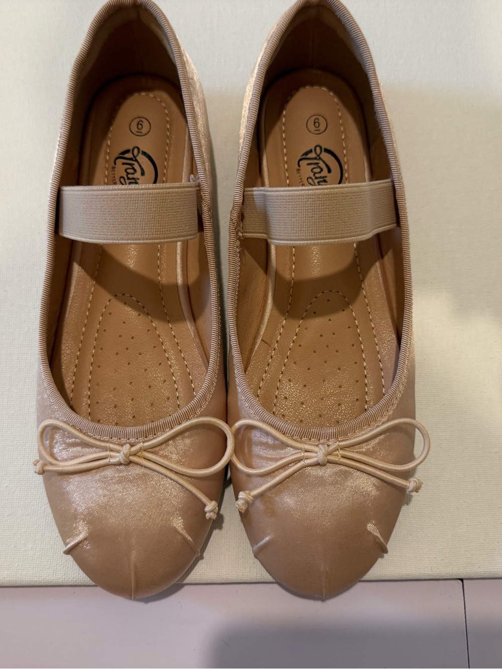 Women’s Elastic-Strap Ballet Flats in Champagne